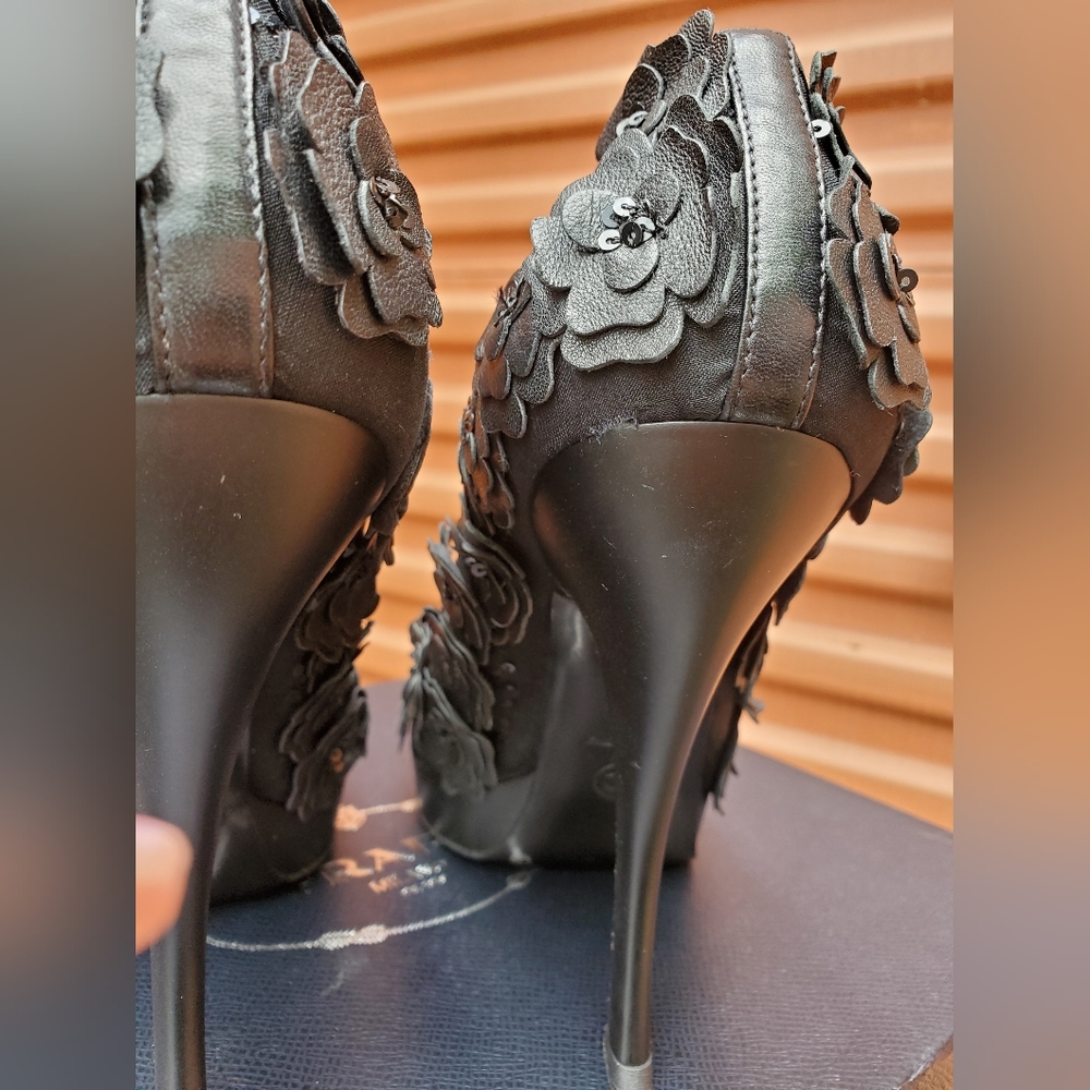 Chanel Black Leather Laser Cut Camellia Platform Pumps 40. - Picture 15 of 16